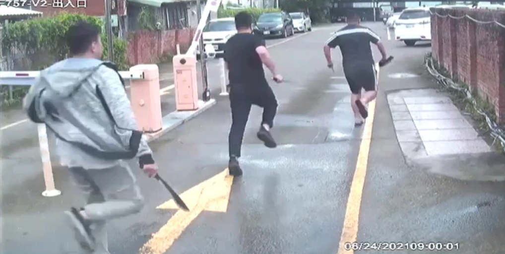 9名惡煞當街持刀棍追逐被害人。(翻攝畫面)