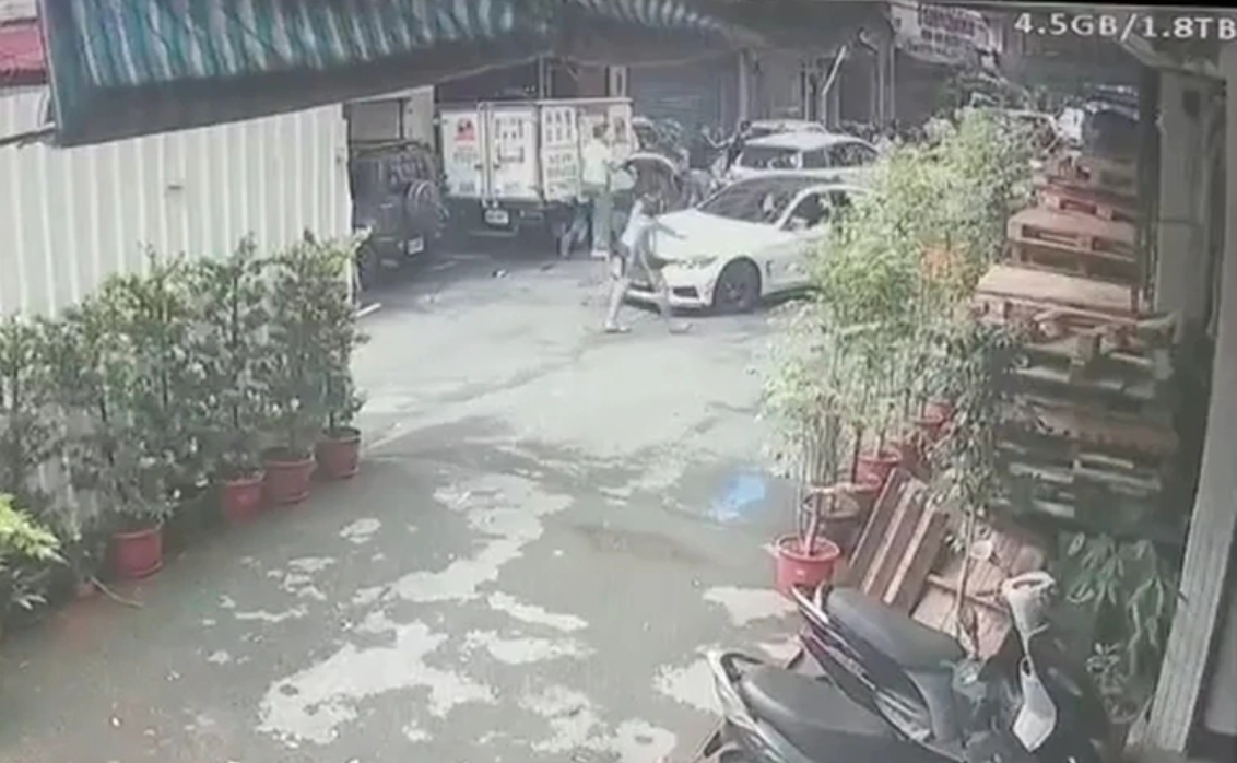 被害人及友人被惡煞拖下車痛毆。（翻攝畫面）