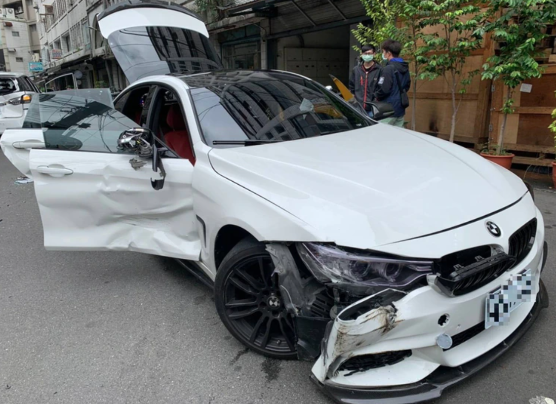 嫌犯的BMW轎車上藏有空氣槍。(翻攝畫面)