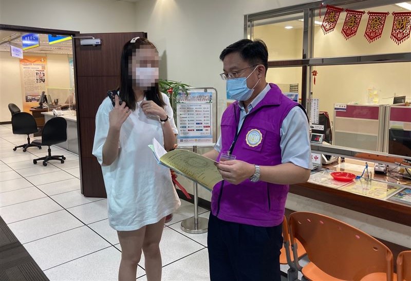 謝女以現金、刷信用卡繳納罰鍰後，由新北分署解除其出境、出海限制。（新北分署提供）