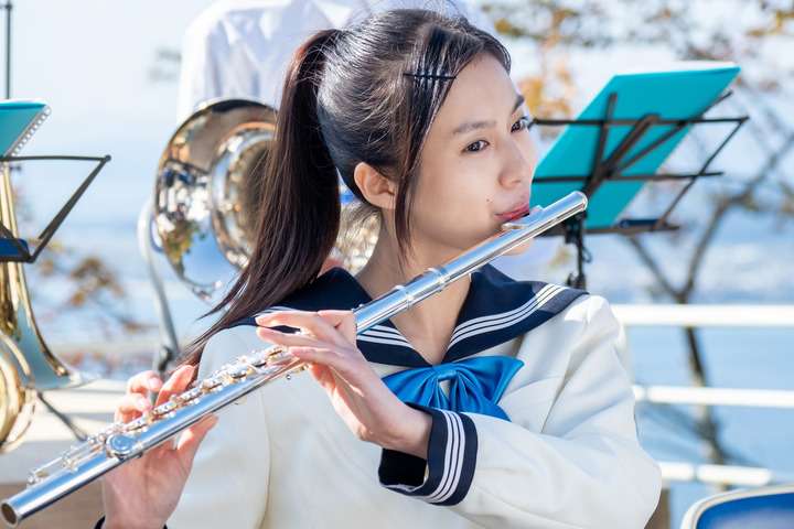 恒松祐里在NHK晨間劇《歡迎回來百音》飾演百音的兒時玩伴,高中時在管樂團吹奏長笛。(翻攝自mantan-web)