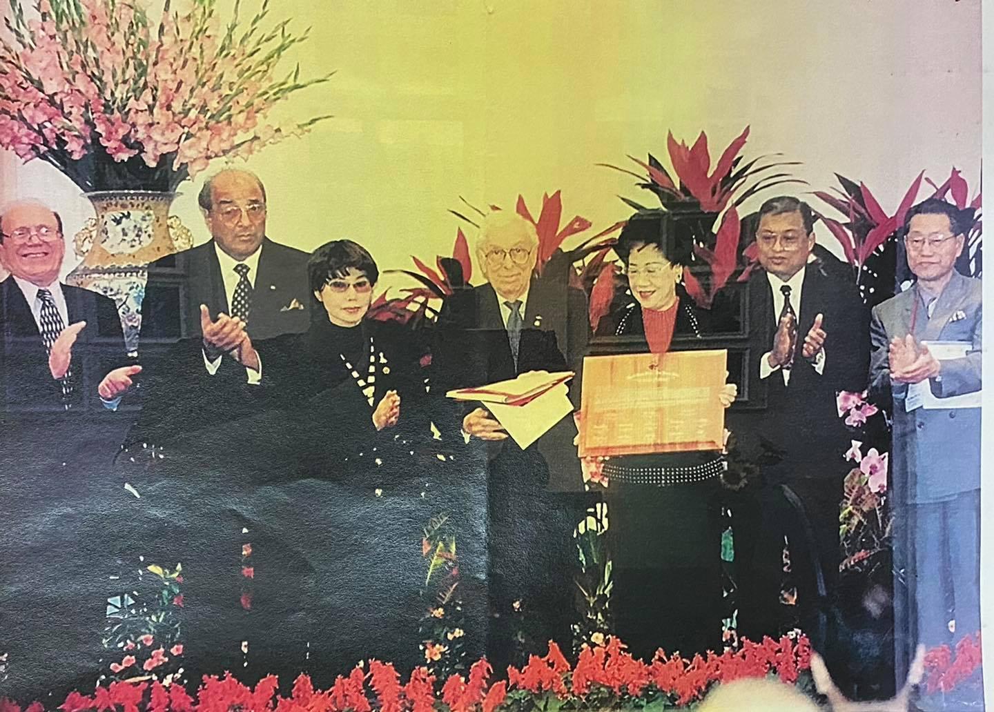 呂秀蓮曾獲「2001年世界和平獎」。（翻攝呂秀蓮臉書）