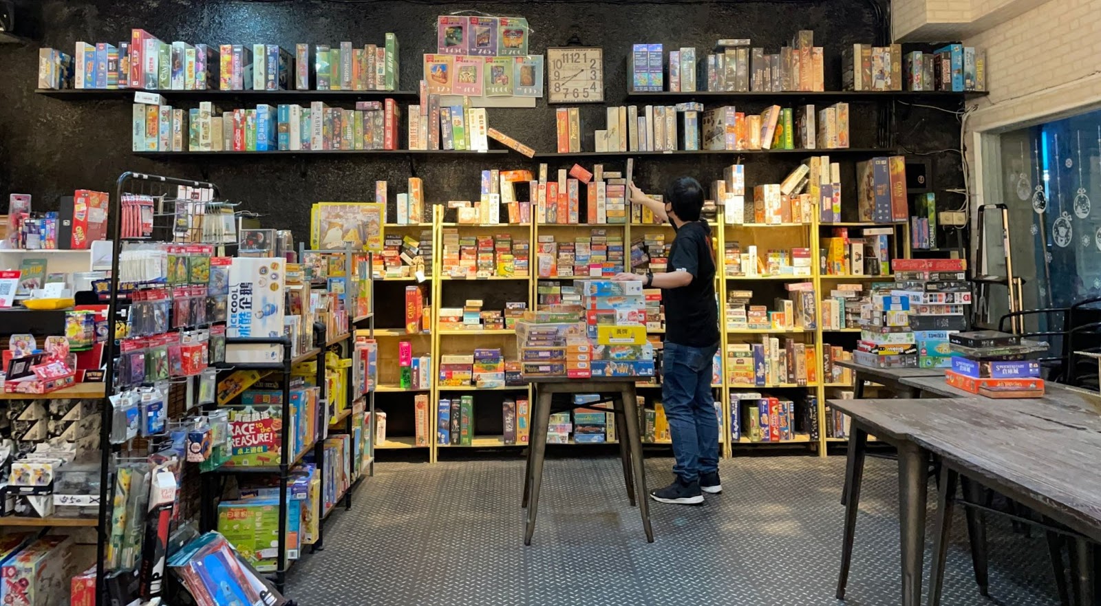 龐奇桌遊是南台灣知名桌遊店，三級警戒後改以網路銷售，老闆孫傳坤每日仍會到店內理貨。（龐奇桌遊提供）