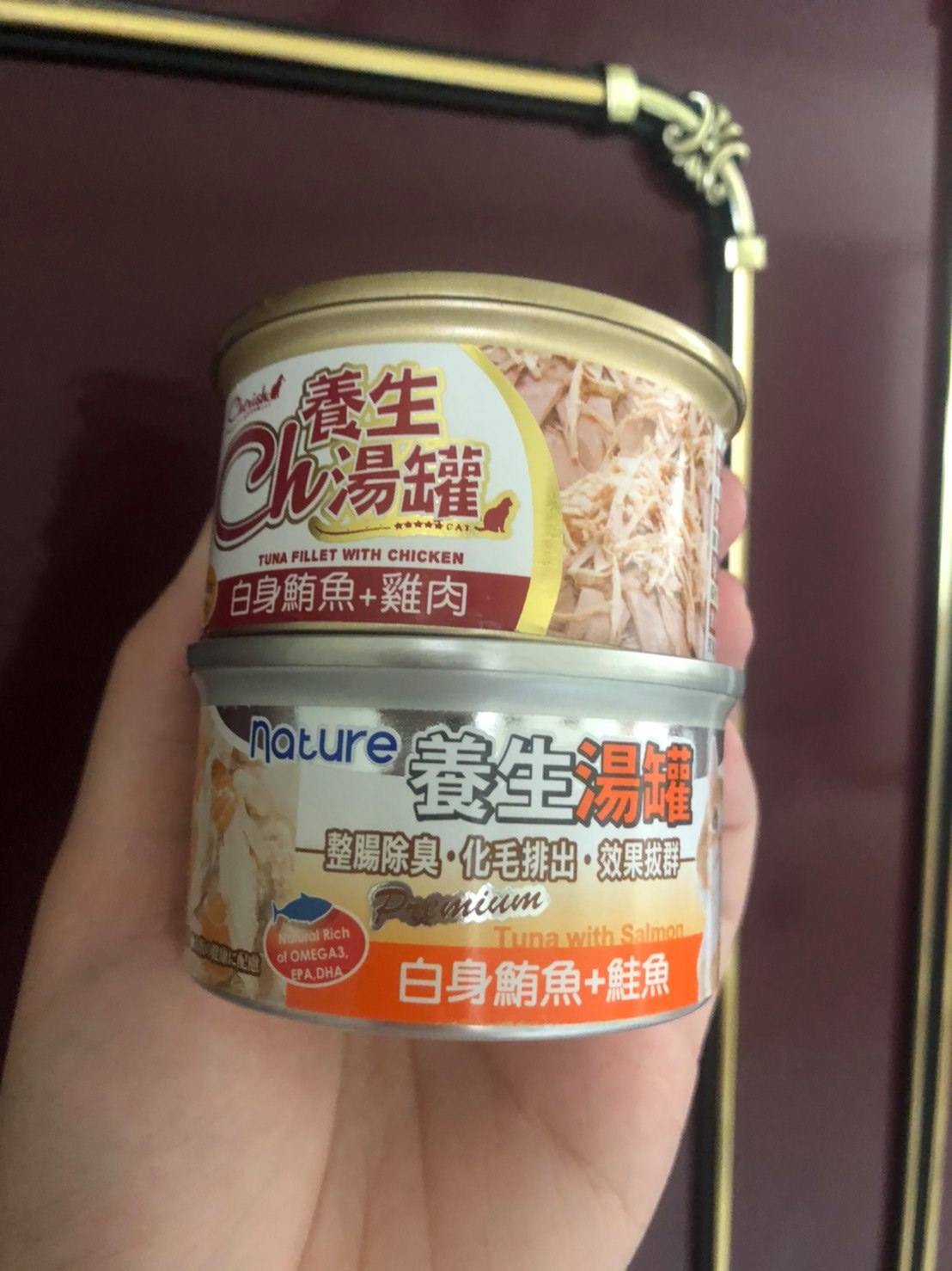 打開顧客送的一袋東西後，外送員發現裡頭是貓咪罐頭。（翻攝自臉書社團「外送師ㄟ543」）