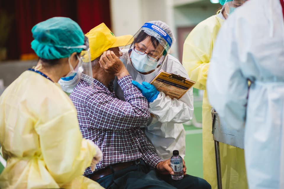 高雄旗山醫院與民生醫院醫護，發揮客家精神精準施打疫苗。（翻攝自雄好客－高雄市政府客家事務委員會臉書）