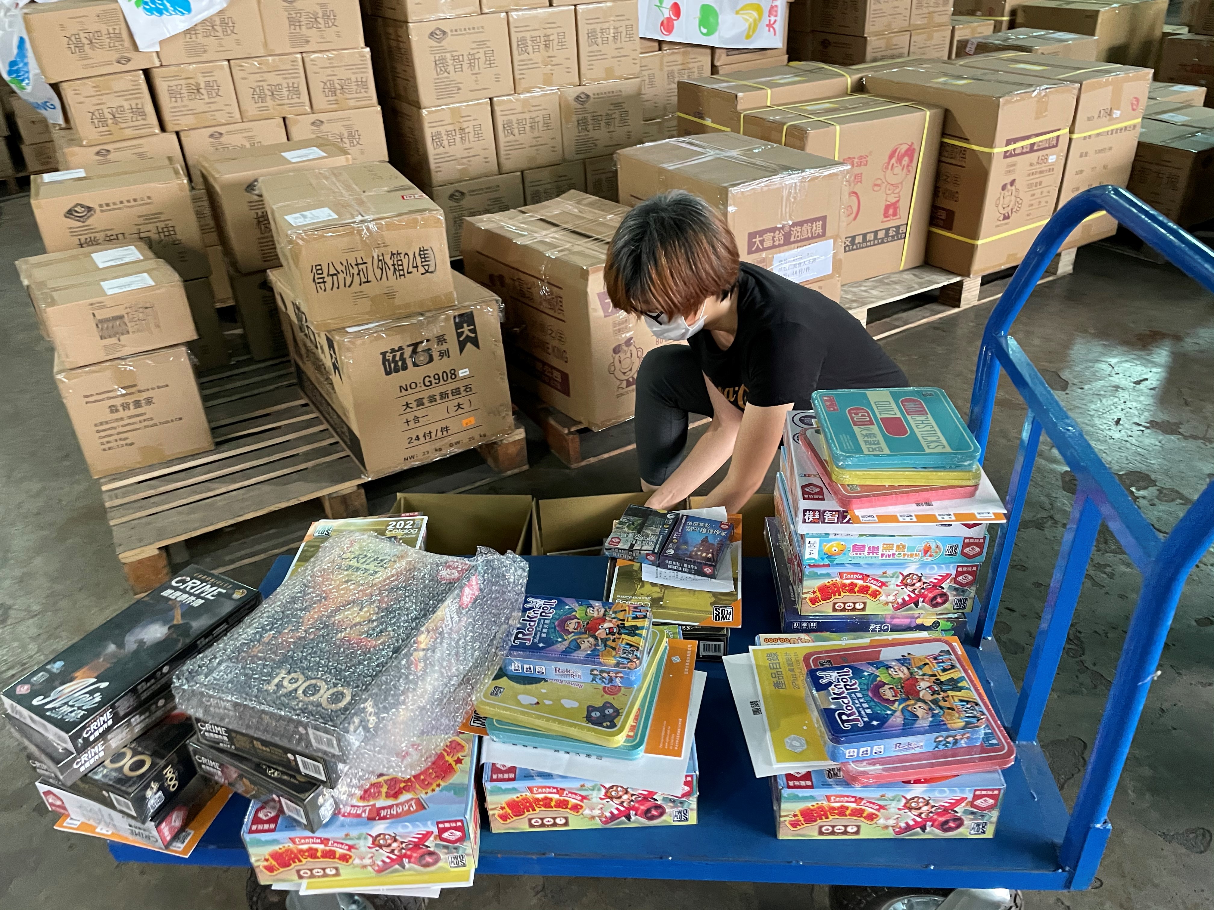 疫情爆發後網購需求增加，物流壅塞，2Plus會盡量透過不同管道出貨，減少貨物延遲。（2Plus提供）