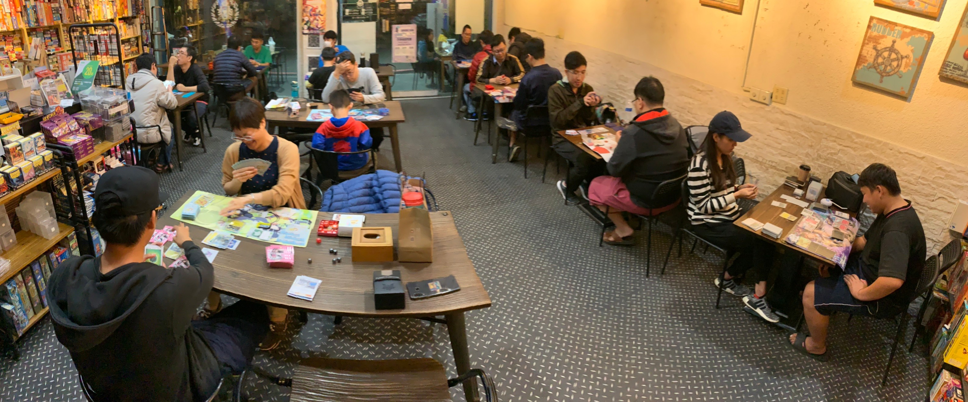 龐奇桌遊是高雄知名桌遊店，疫情未爆發前，店內往往座無虛席。（龐奇桌遊提供）