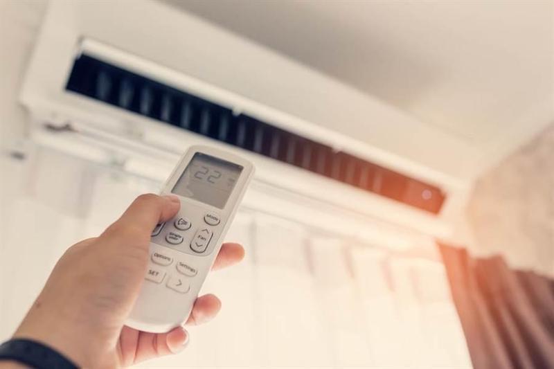 在家防疫吹冷氣,台電分享節電小撇步。(示意圖,shutterstock)