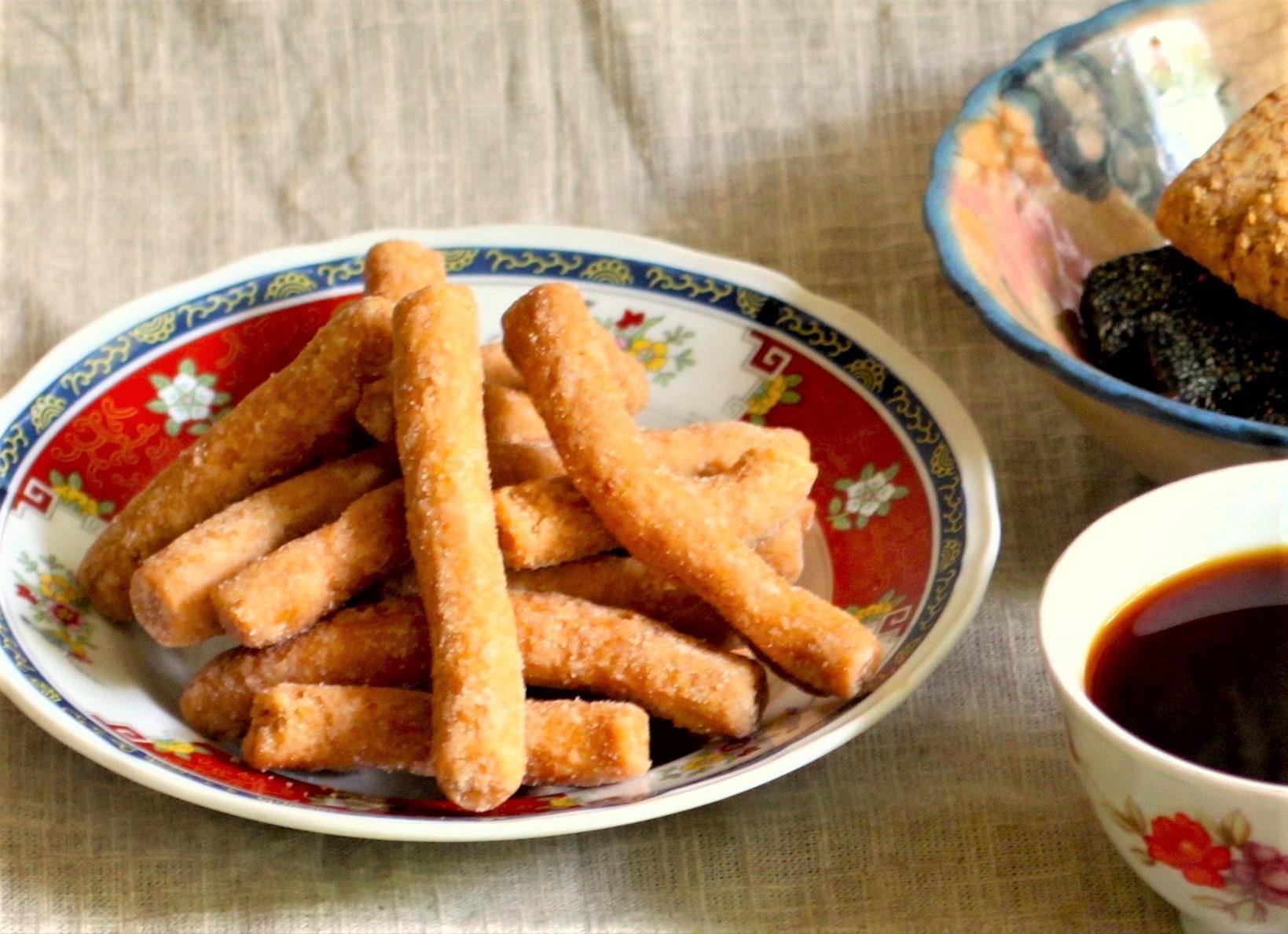 台南安定名產「新玉香」的「純手工脆枝」採用天然酵母製作，以老麵製成，入口脆香。（謝小五提供）
