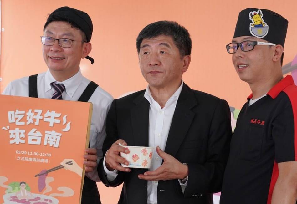 鴻品牛肉湯市政府分店痛批「無能的政府！」並宣布結束營業消息，不過該臉書粉專依舊保留業者與衛福部長陳時中（中）合照的畫面。（翻攝自鴻品牛肉湯市政府店臉書）