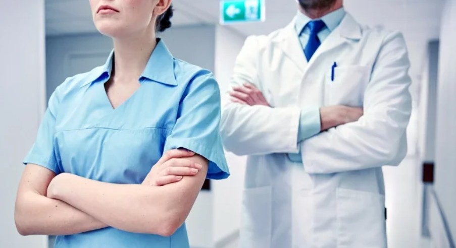 一名護理師不滿被交往2年的醫師男友劈腿，在臉書指控FB男醫是「披著白袍的狼」遭判賠10萬元。（示意圖，Ingimage提供）