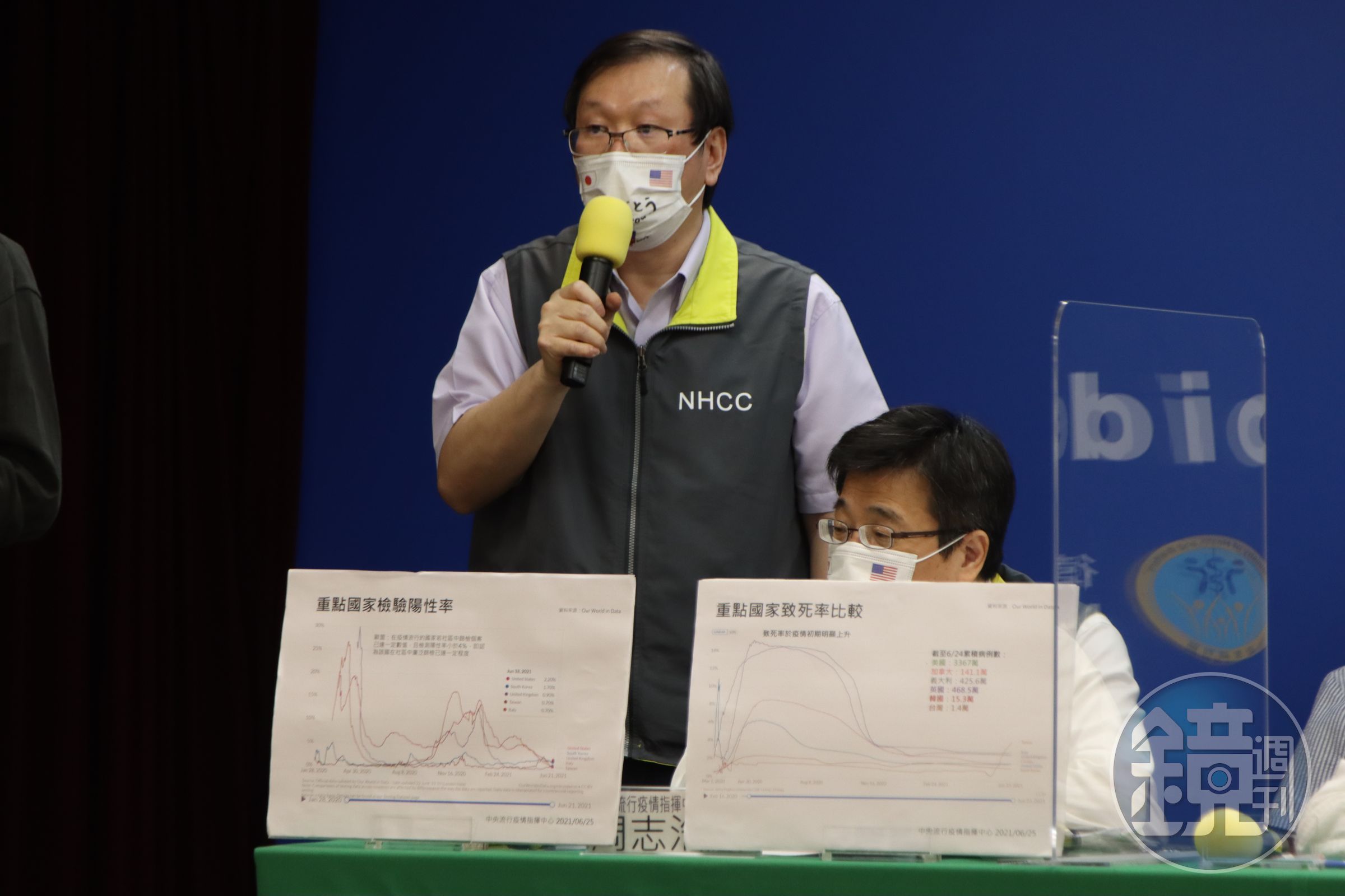 發言人莊人祥說明，台灣致死率高的原因，並攤開數據澄清沒有低報。（指揮中心提供）