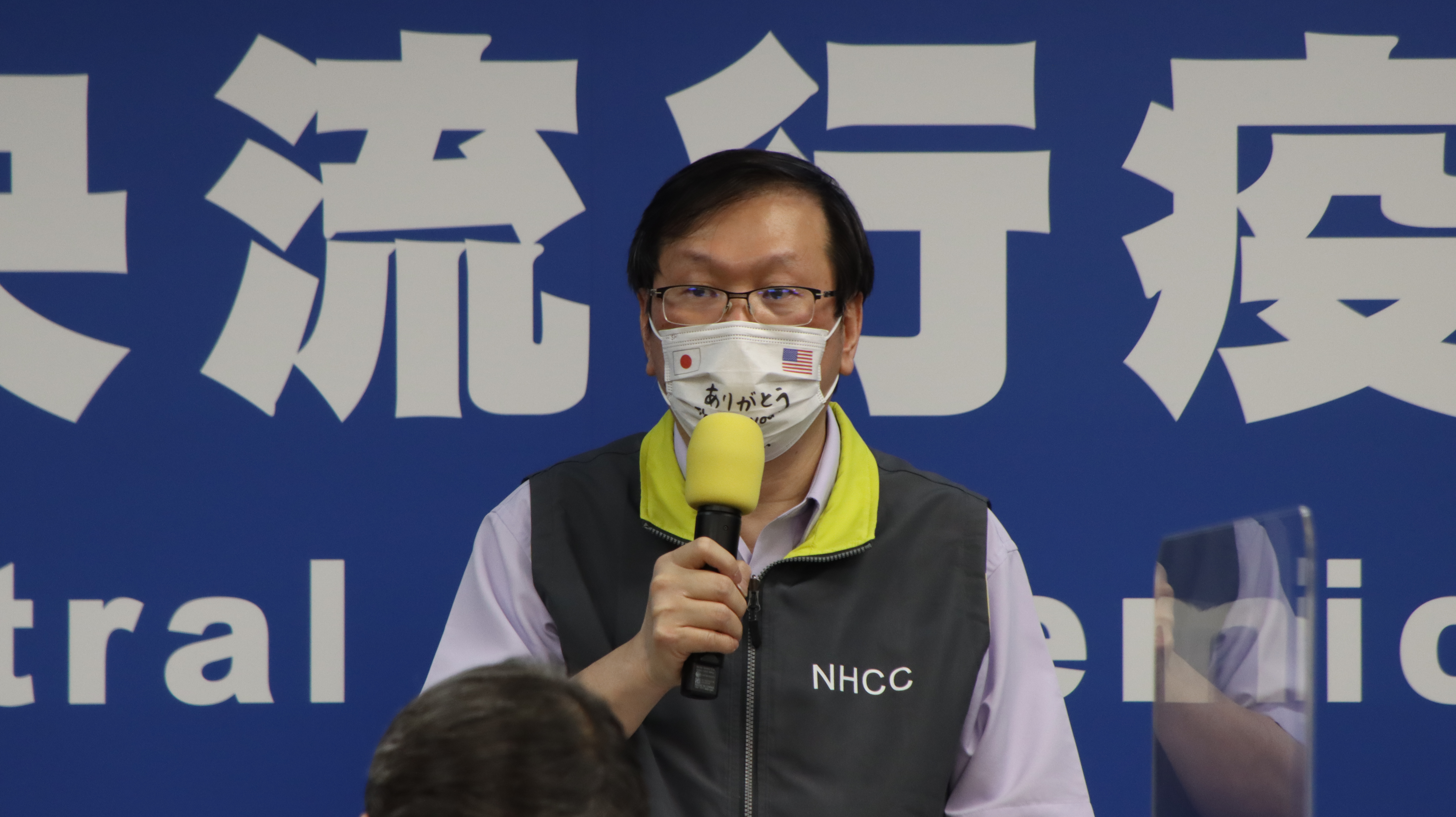 立榮16日從松山機場飛往廈門航班已累計8人確診，莊人祥指出，有6人曾在台確診經治療後解隔離，其餘2人在台無治療紀錄。（指揮中心提供）