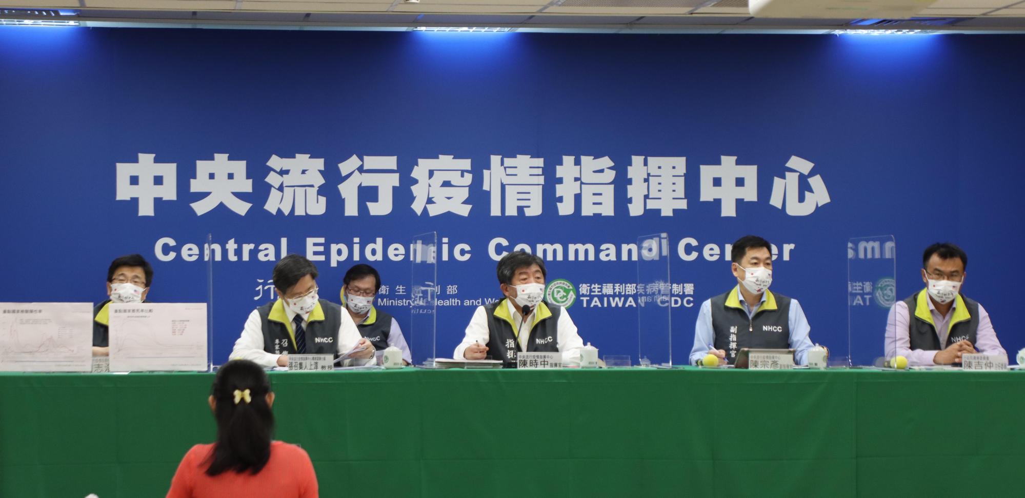 針對疫苗接種情形，指揮官陳時中指出昨（24日）有近8萬人次接種，打氣有一點回升。（指揮中心提供）