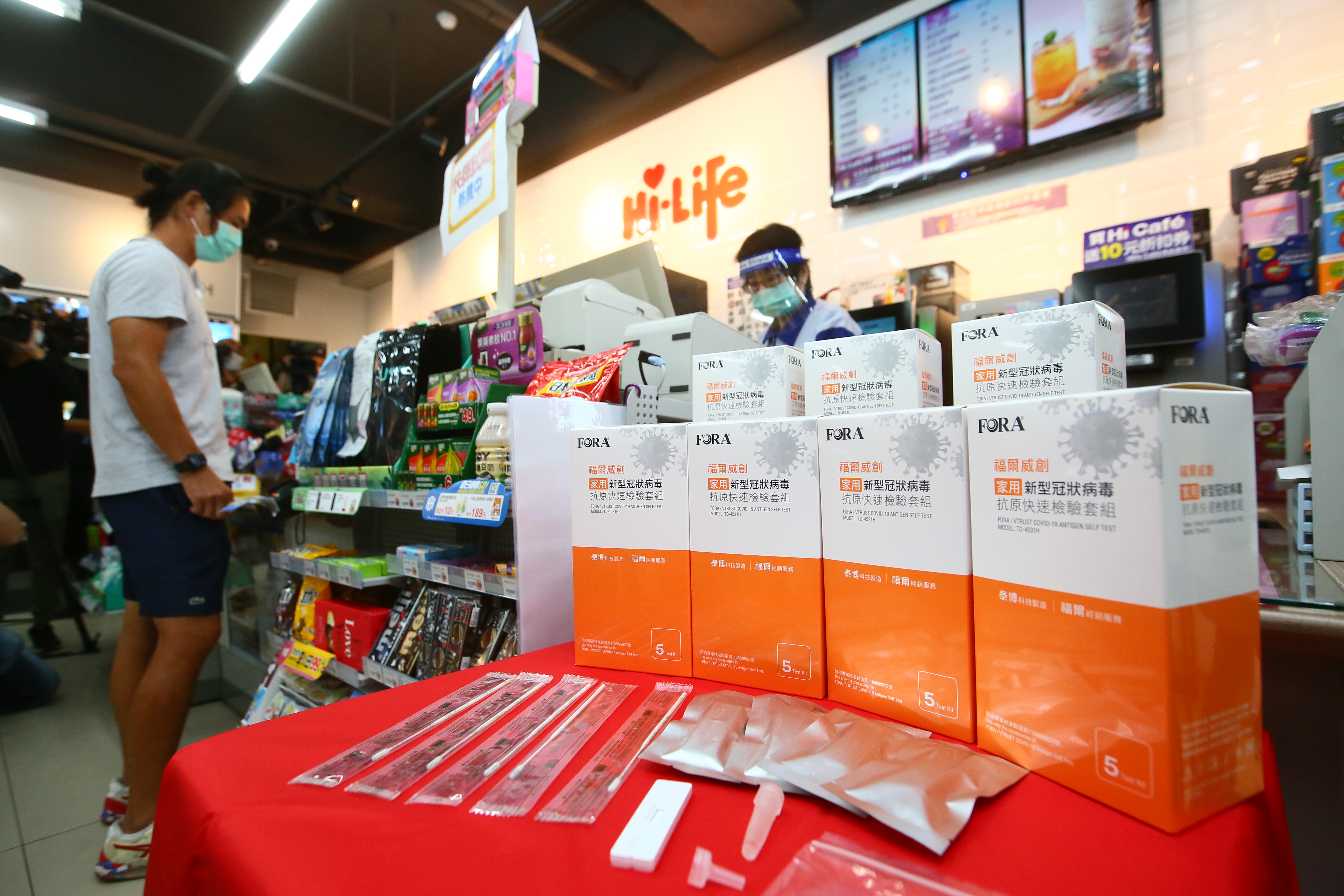 全台4大超商陸續販售居家快篩試劑，不少民眾前往搶購。