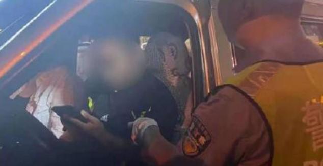 王男開車上路不久,就被警察攔查做酒測。(翻攝自貴州省公安廳交警總隊微博 )
