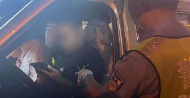 王男開車上路不久,就被警察攔查做酒測。(翻攝自貴州省公安廳交警總隊微博 )