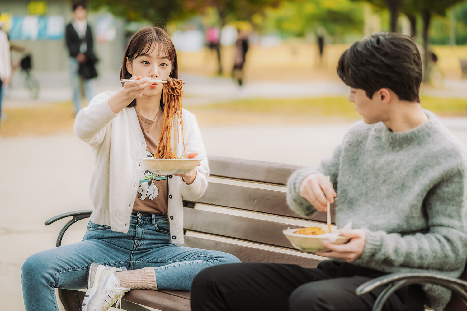 惠利(左)不計形象搞笑演出,和學長約會時刻意扮醜盼對方能打退堂鼓。(愛奇藝國際站提供)