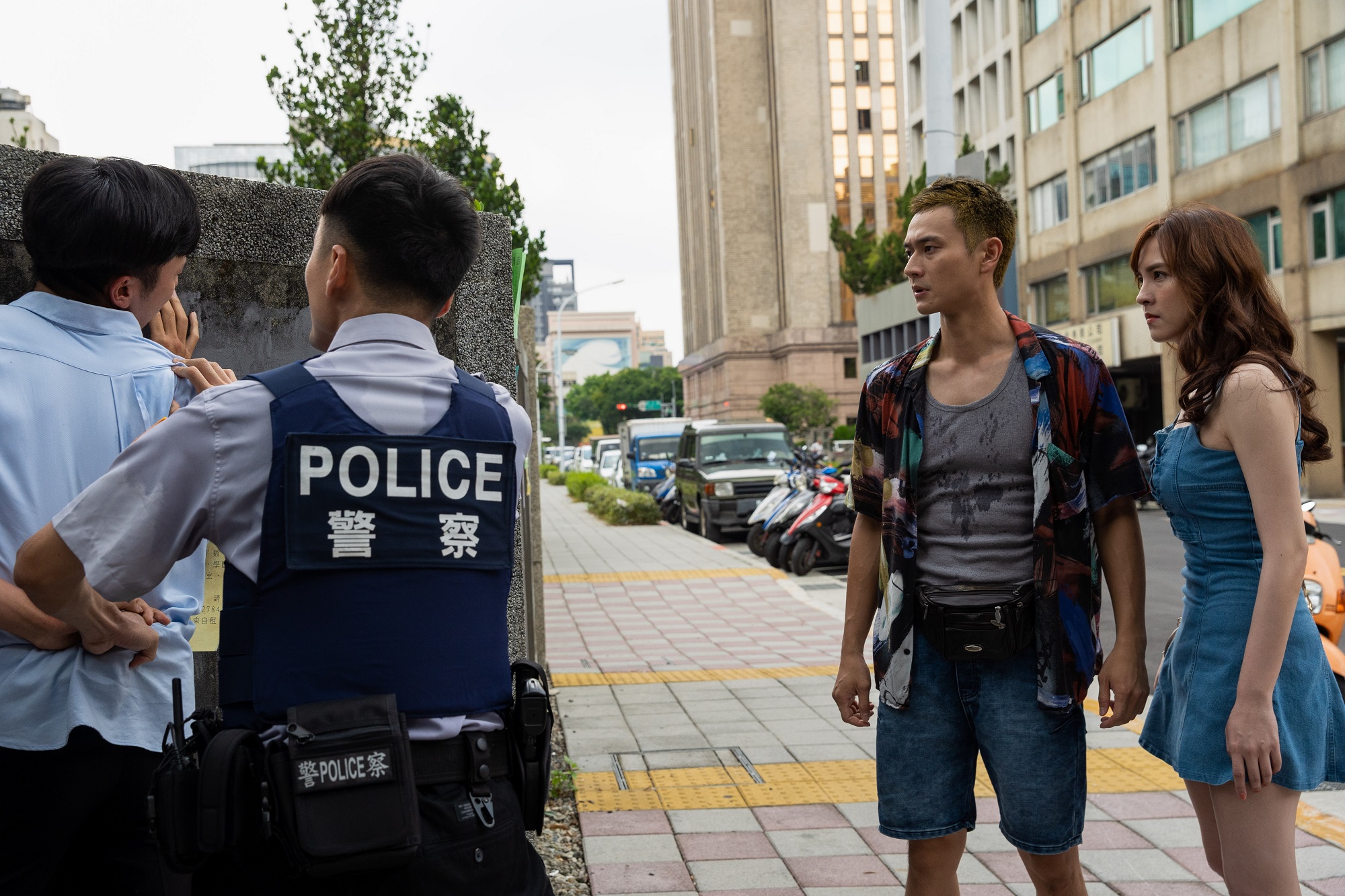 劉冠廷（右二）以電影《陽光普照》中「菜頭」的金髮造型現身《第三佈局 塵沙惑》。（右為魏蔓）（CATCHPLAY+提供）