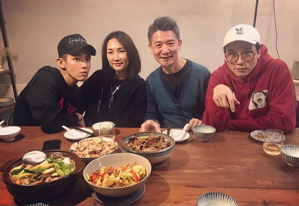 告別了直播，柯震東與家人即將前往美國，經紀人則承認有打疫苗的想法。（翻攝柯震東IG）