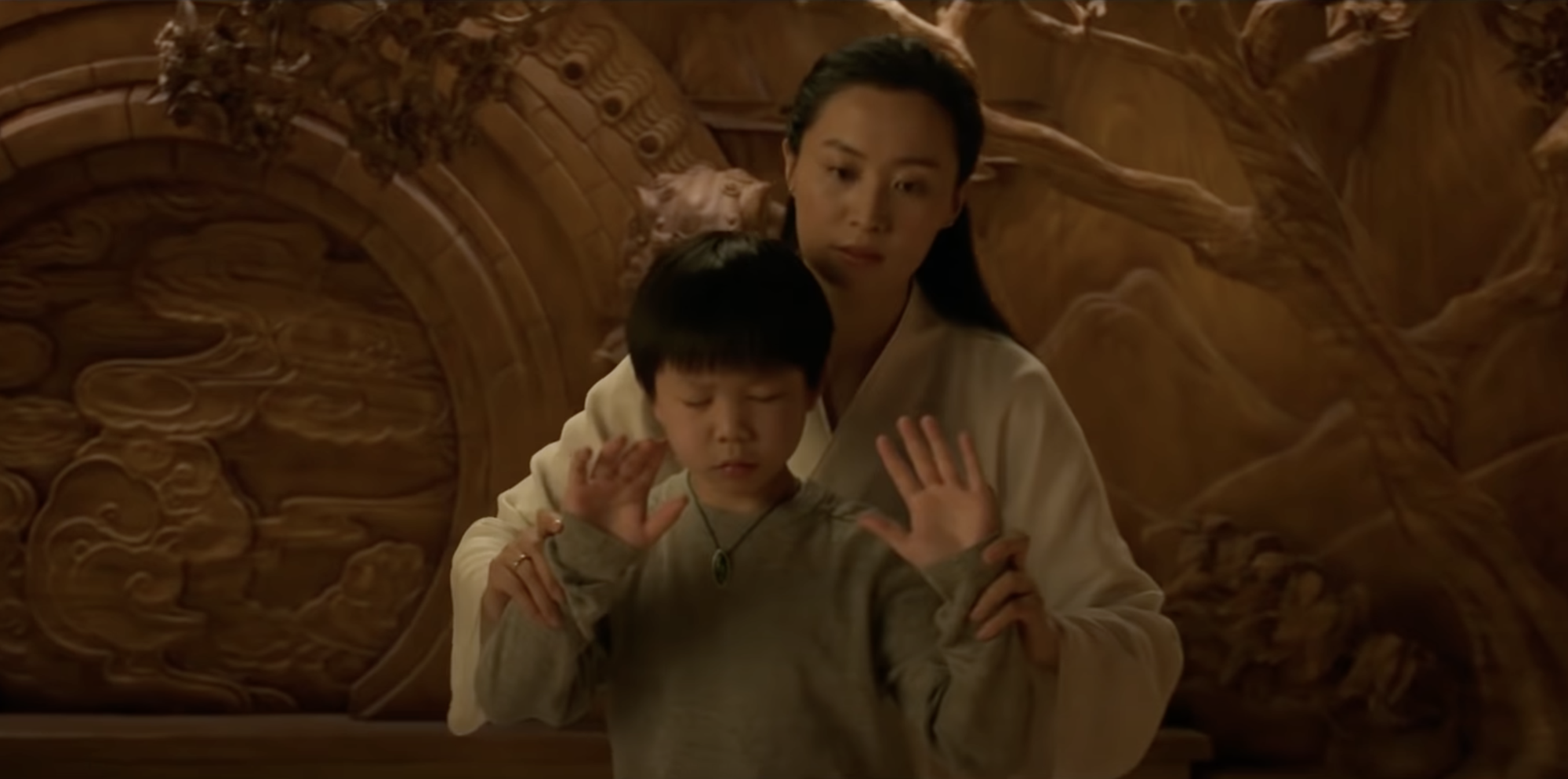 陳法拉（後）飾演尚氣的母親。（翻攝預告片）