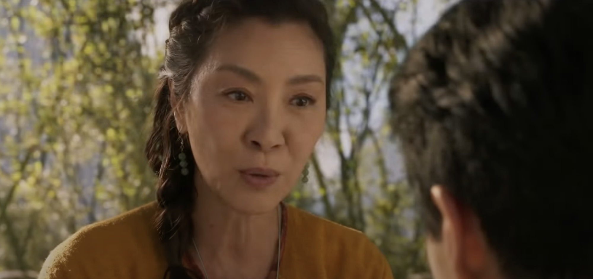 楊紫瓊首度現身，她的角色應是尚氣的師傅。（翻攝預告片）