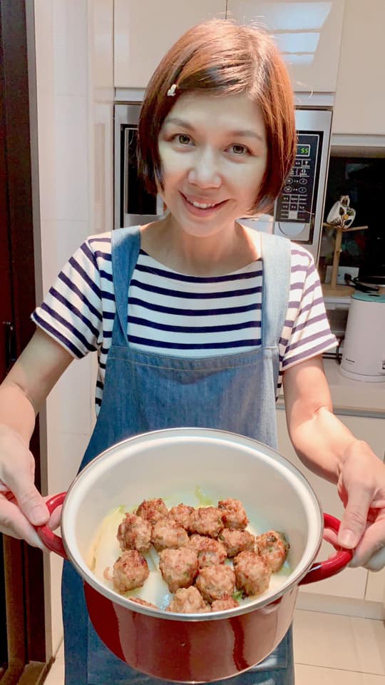 于子育親下廚還原父親手路菜紅燒獅子頭。（翻攝自于子育臉書）