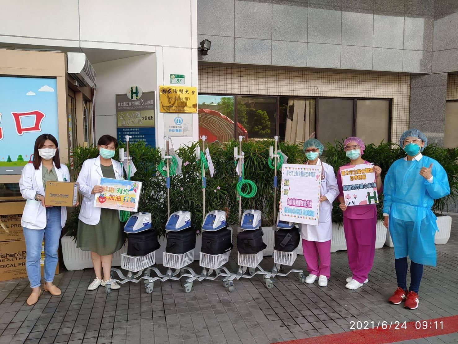 光磊基金會及日亞化學捐贈物資力挺醫護人員。（光磊基金會提供）