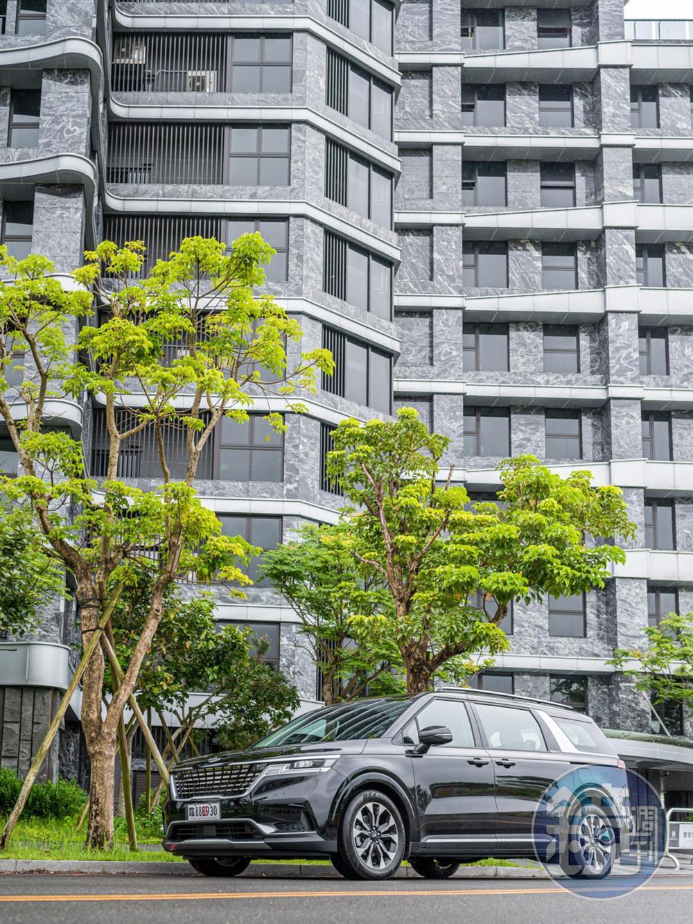 採用一體式車身設計概念，貫穿全車的車身腰線帶來動感俐落的視覺享受，搭配呼應全車流線設計的浮島式車頂，更建構出宛如豪華遊艇般的大家風範。