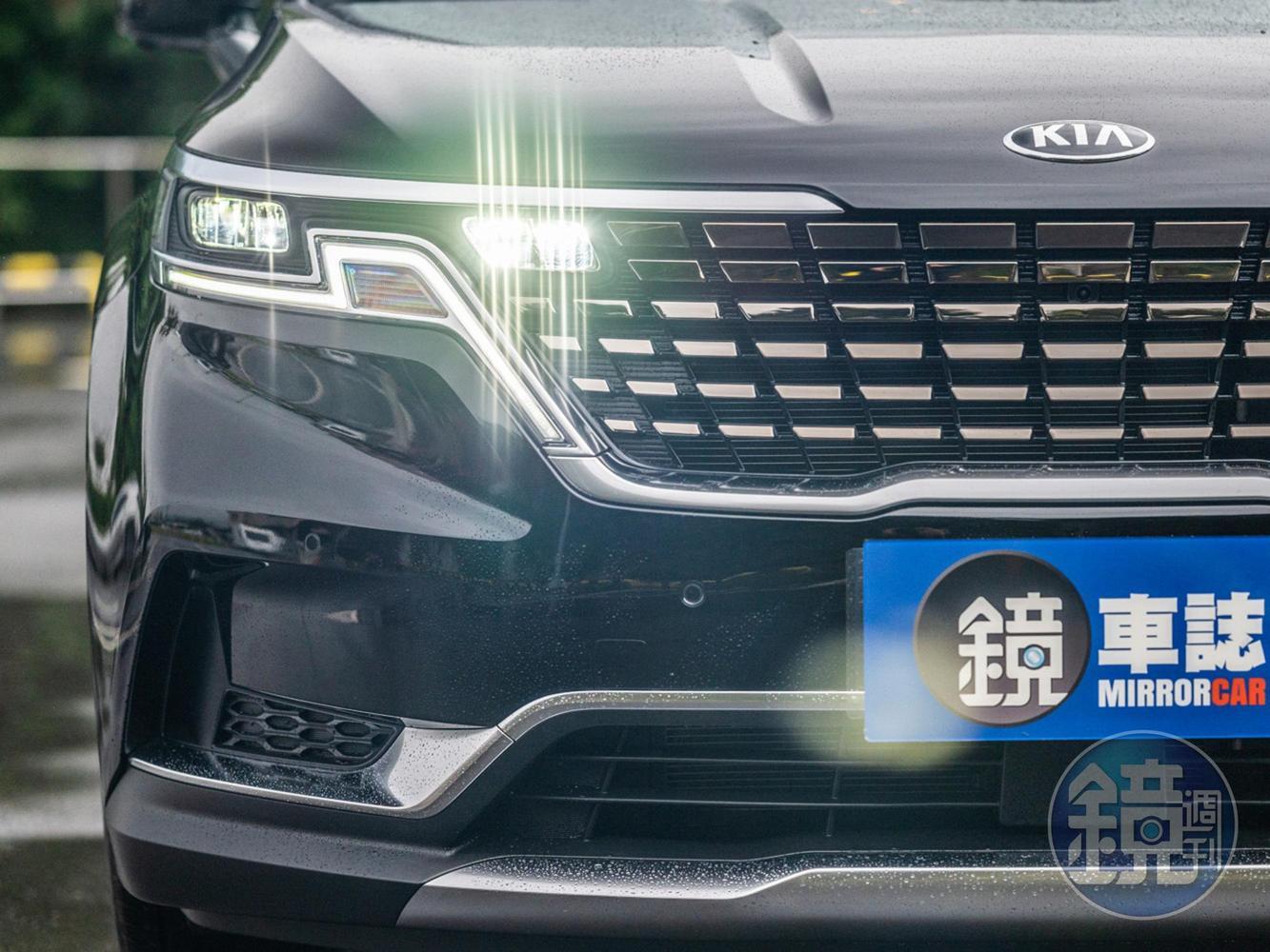 四代Carnival車頭採用了KIA最新的「Tiger Eye Line」家族設計風格，線條更為銳利。