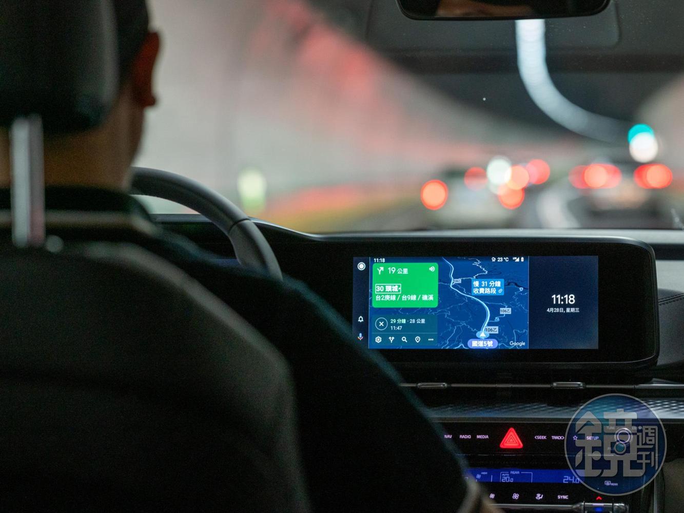 支援Apple Carplay /Android Auto的12.3吋多媒體影音觸控系統，僅有藍牙通話、音樂、廣播、聲控等陽春功能，算是有點可惜。