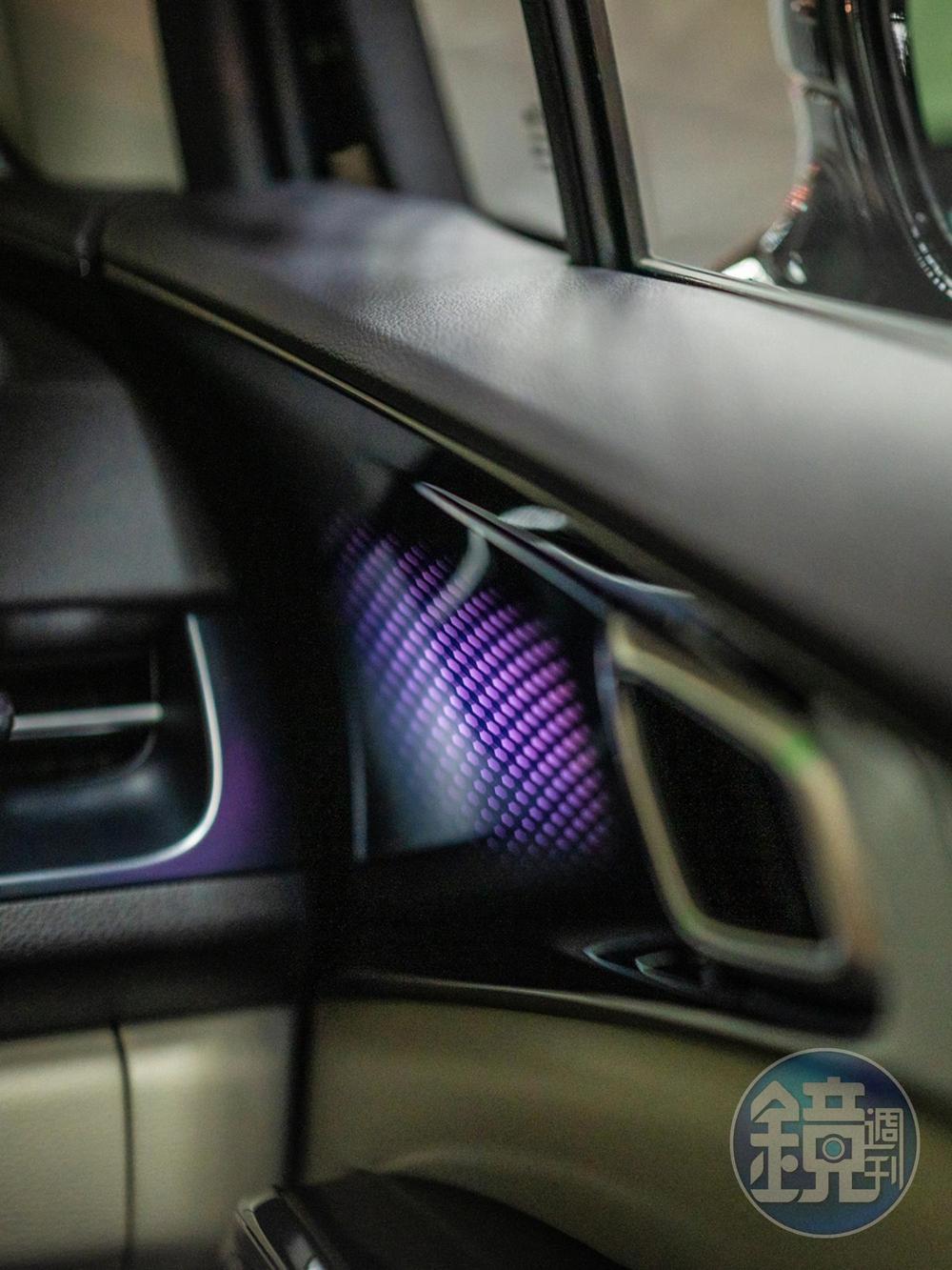車內前、後門板配置水晶質感氣氛燈，亮度可由中央顯示幕調整。