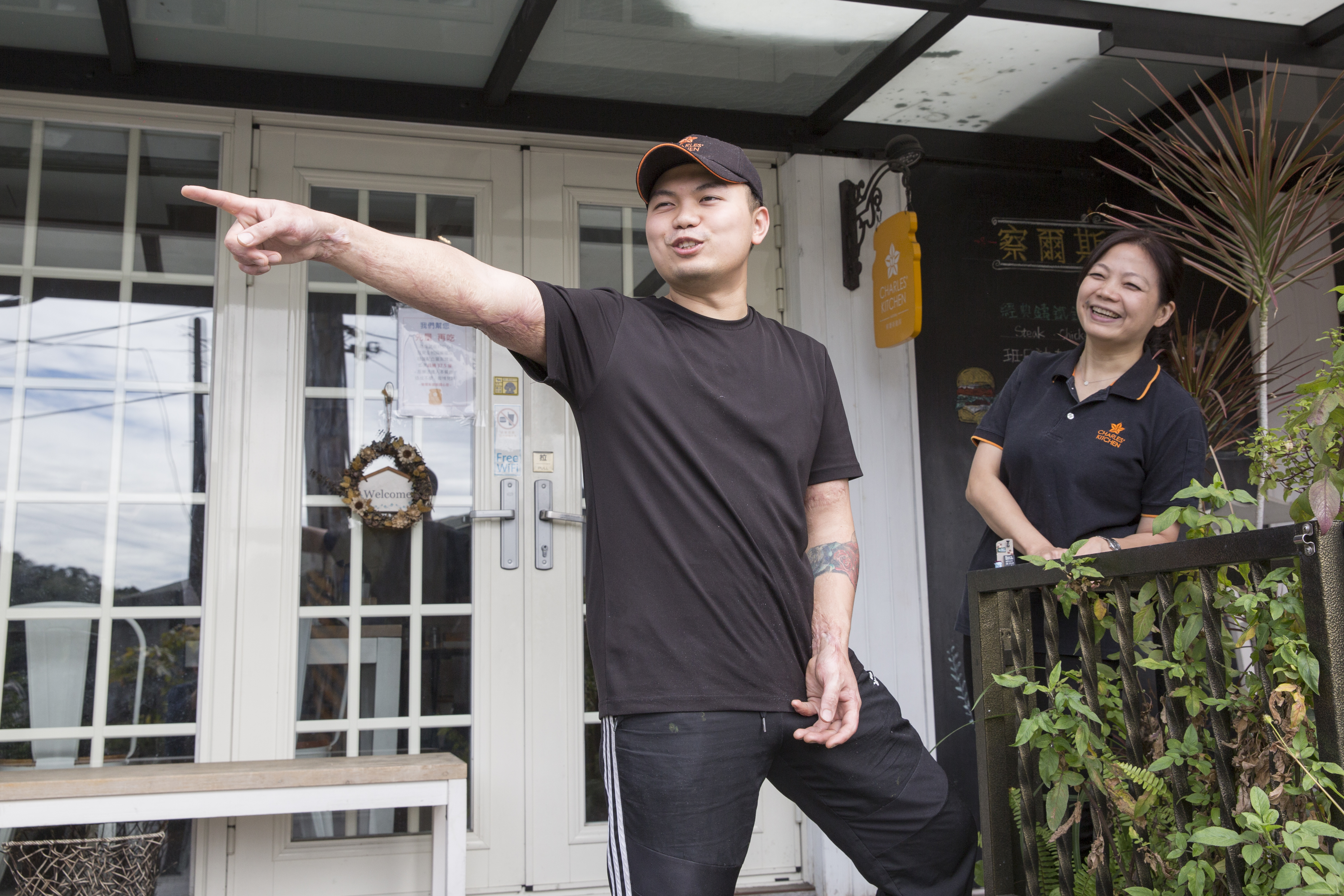 張承騏（左）和母親王鈺琇（右）共同創業，一起走過傷後復健、創業那段最辛苦的日子。