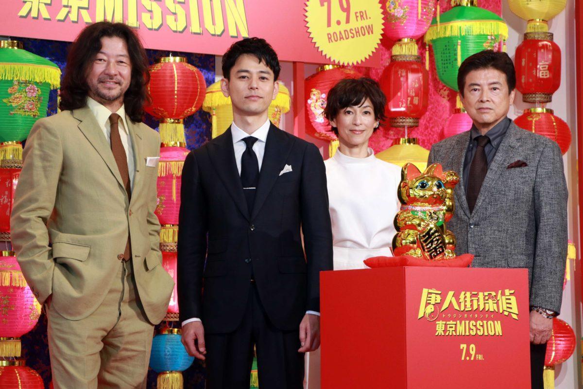淺野忠信(左起)、妻夫木聰、鈴木保奈美、三浦友和昨合體為《唐人街探案3》宣傳,大讚中國電影的拍攝規模。(翻攝自Music Voice)