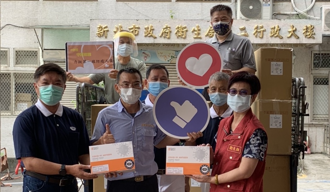 慈濟基金會總務單位親送的5萬劑快篩試劑專車送抵新北市政府衛生局。（慈濟提供）