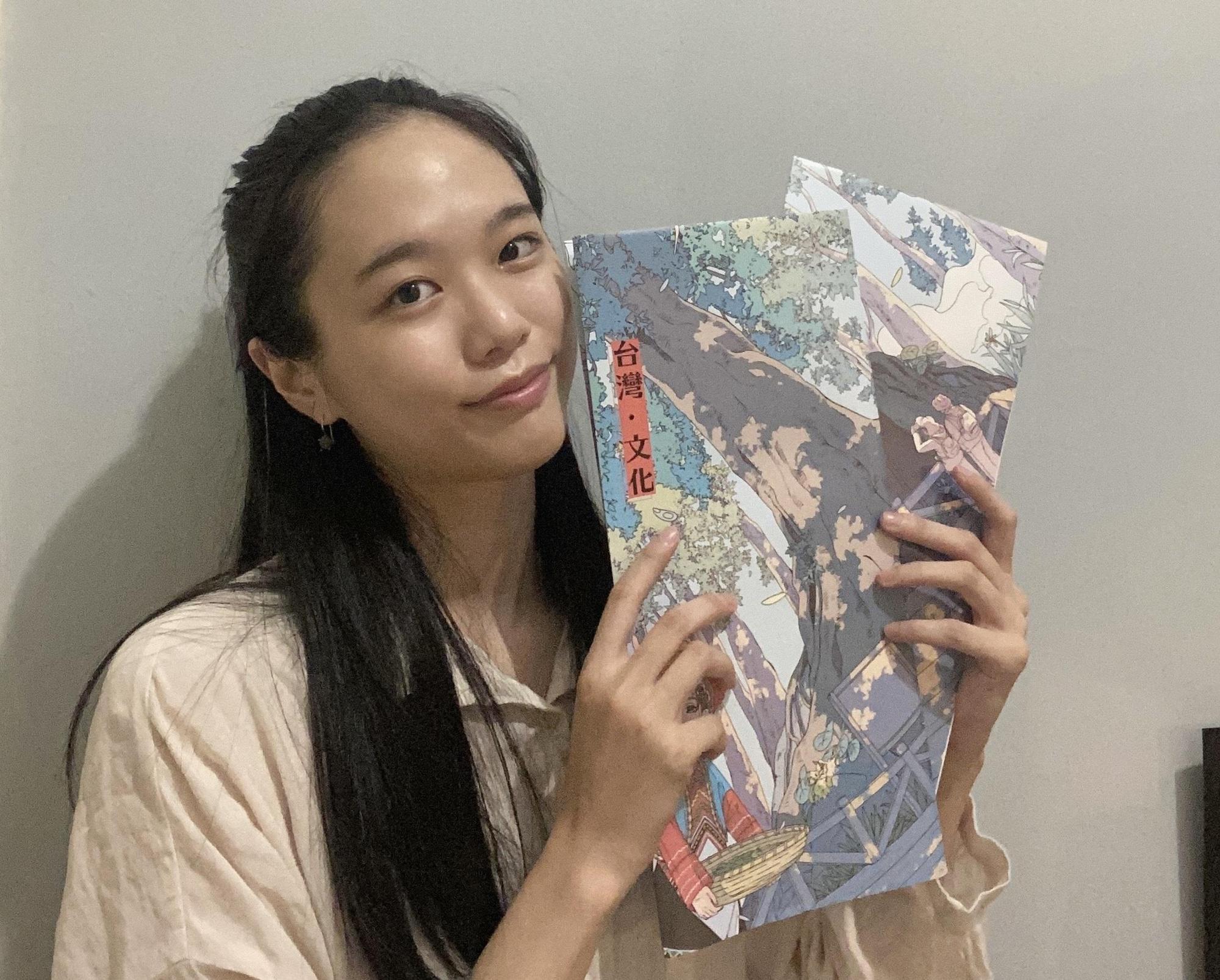 台灣插畫家許彤以阿里山文化景觀為背景，向日本人介紹台灣特色。（文化部提供）