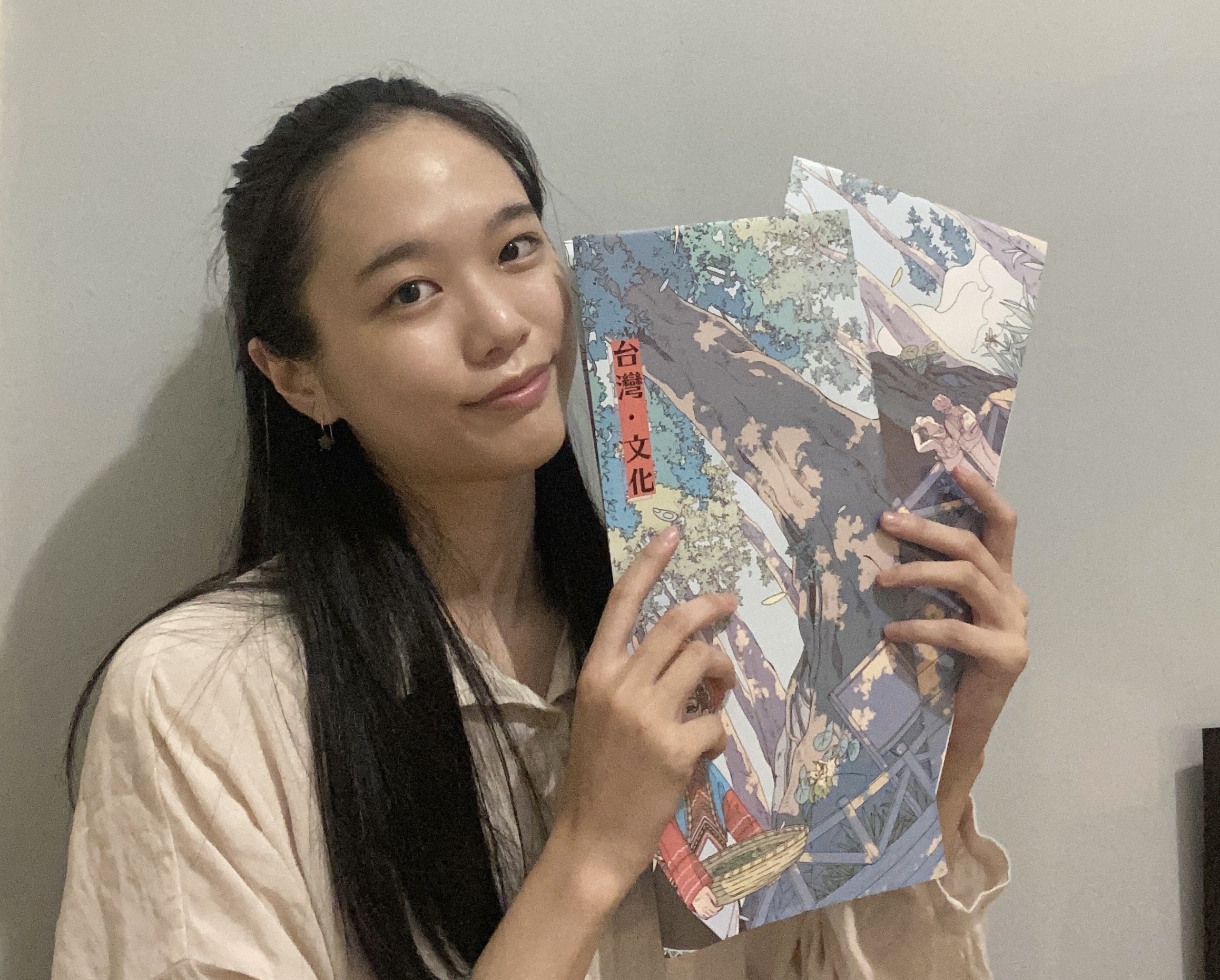 台灣插畫家許彤以阿里山文化景觀為背景,向日本人介紹台灣特色。(文化部提供)