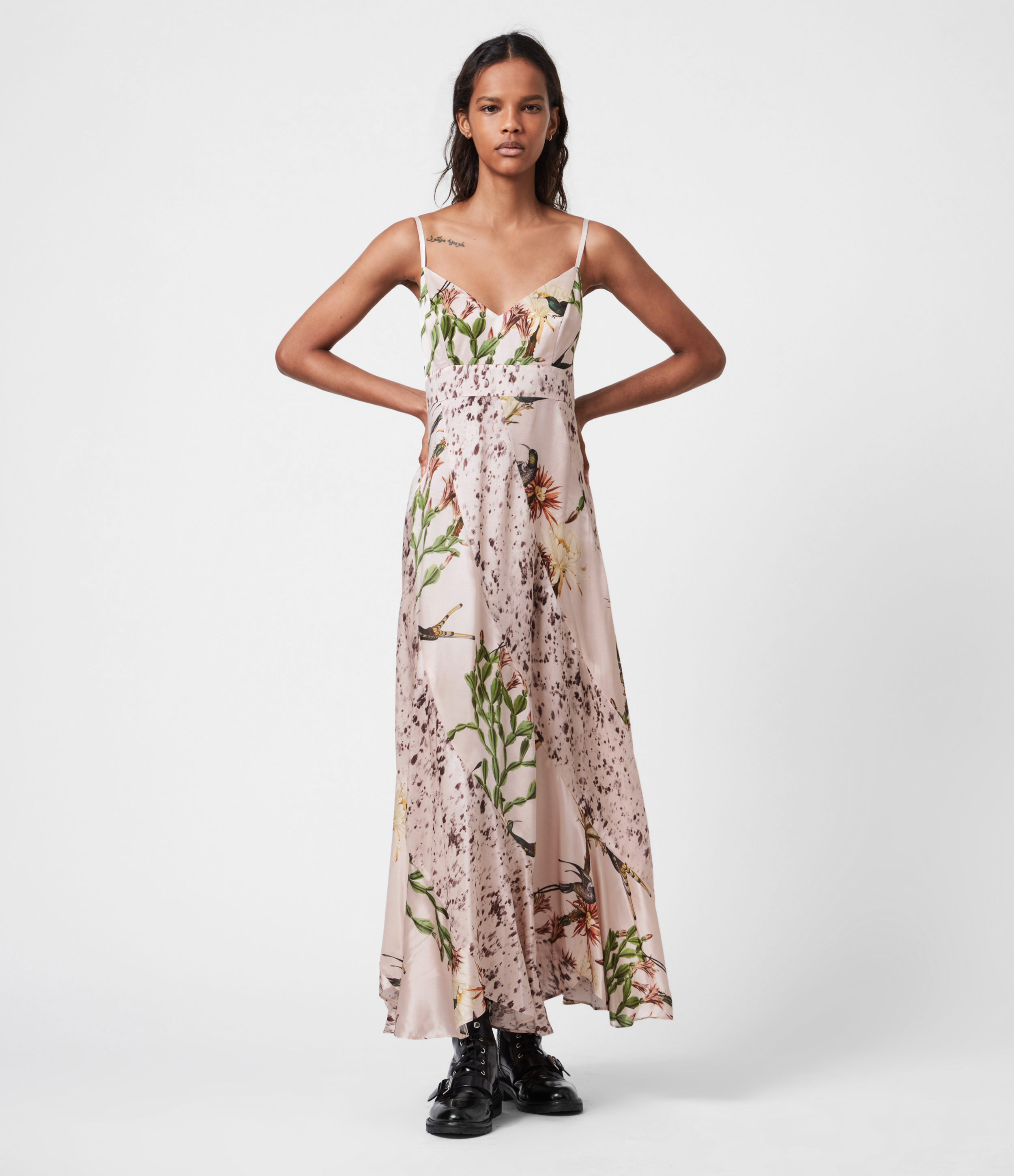 Niya Nolina印花細肩帶長洋裝 NT$15,700 AllSaints。（AllSaints提供）