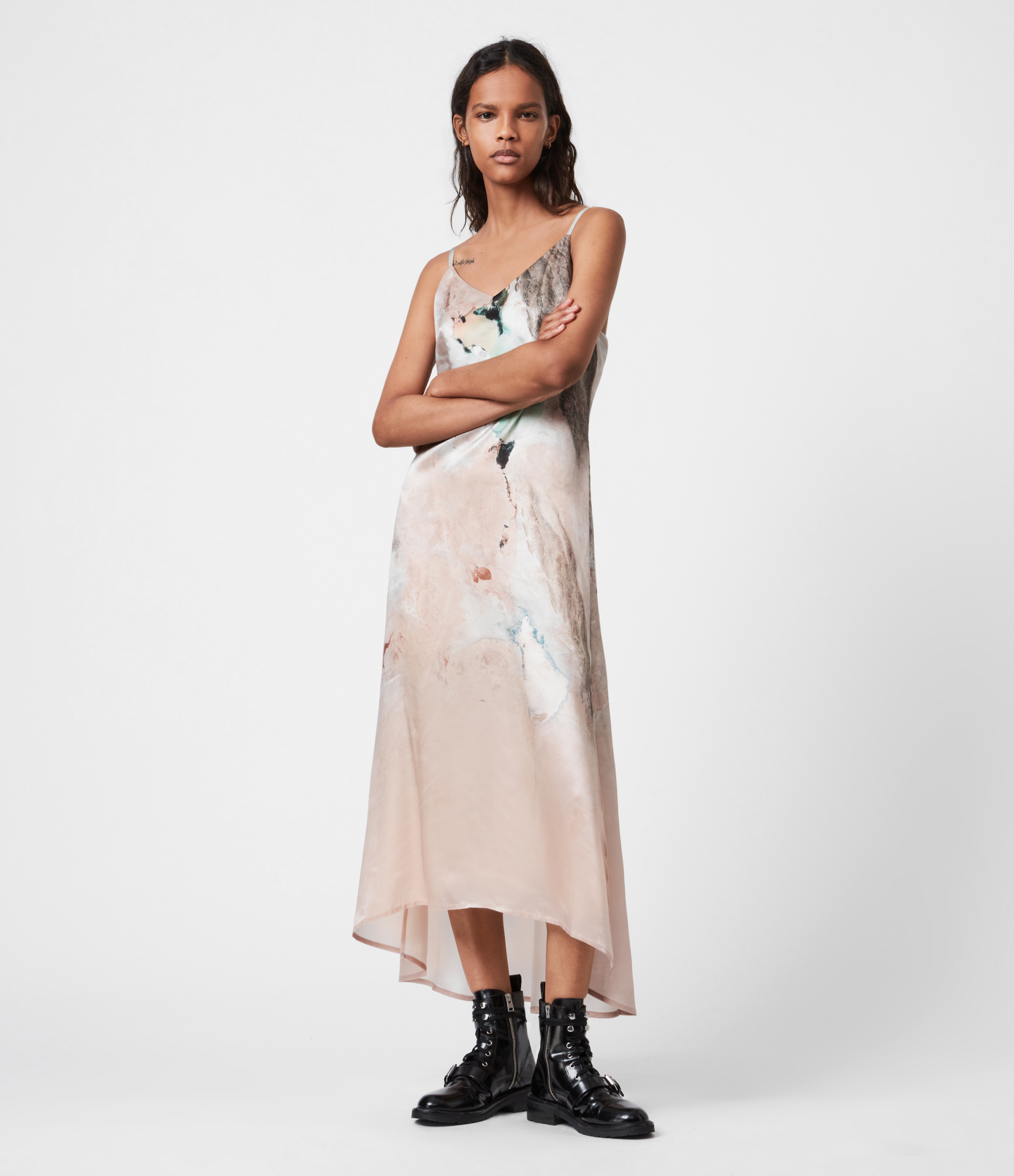 Essey Cassus印花細肩帶長洋裝 NT$11,200 AllSaints。（AllSaints提供）