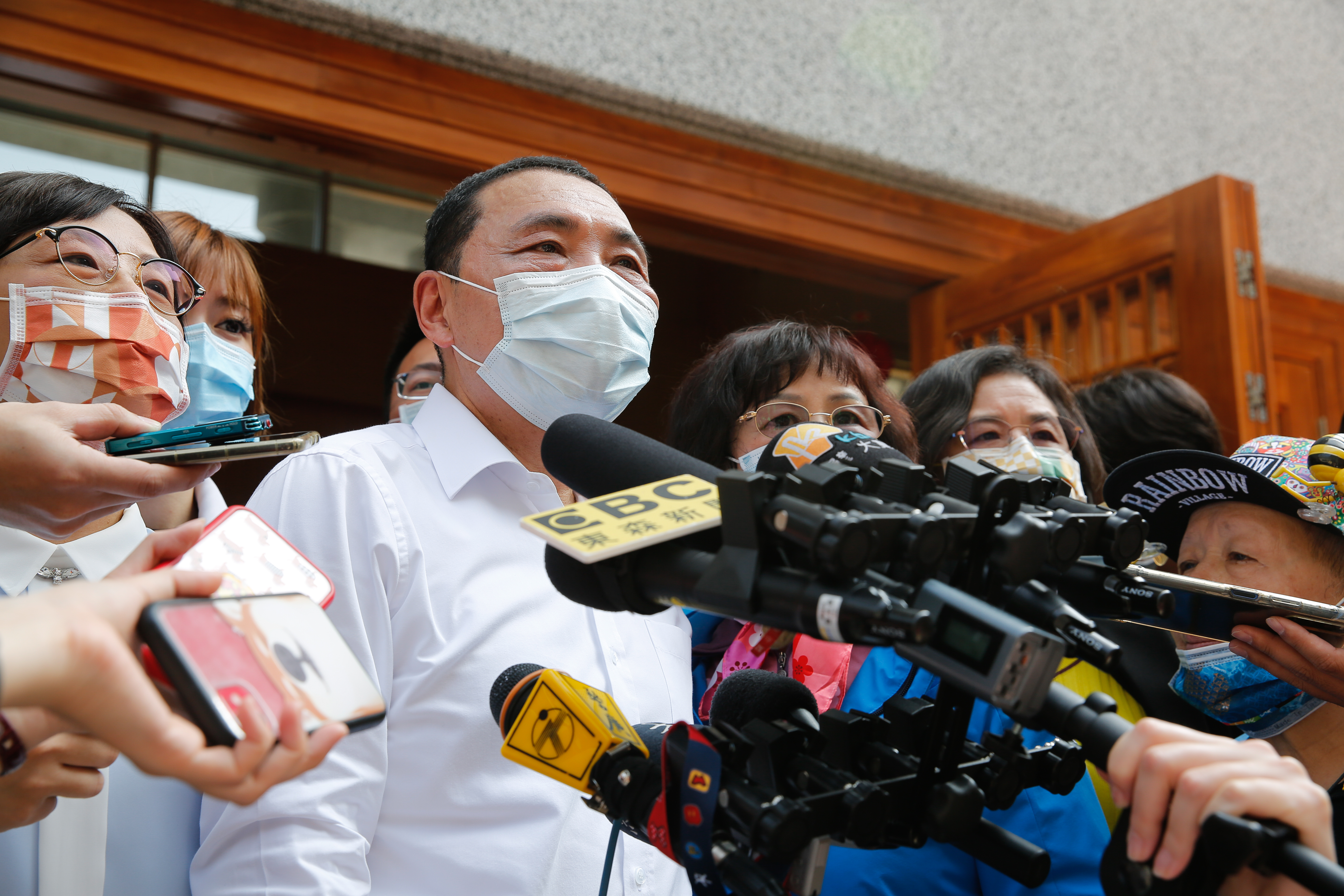 新北市府在被問到因主公醫院群聚染疫事件時，僅回答「尊重院方說明」，圖為市長侯友宜。（本刊資料照）