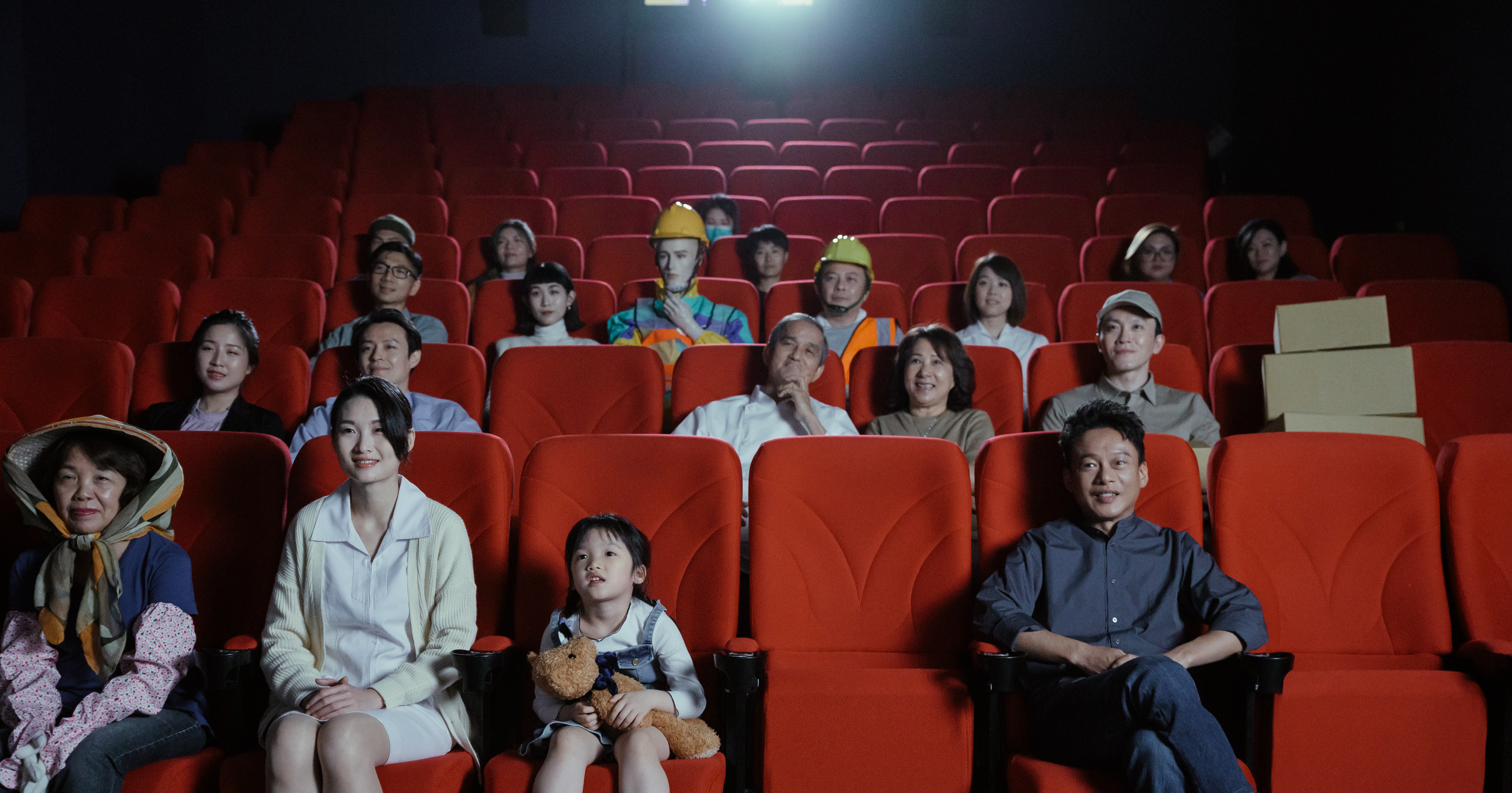 李康生（前排右1）力挺勞動影展並擔任代言人，為活動拍攝宣傳片。（電影戲劇業職業工會提供）