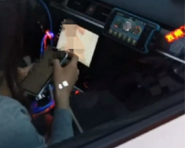 男友拍攝的畫面顯示,車上確實正在播放1段女子衣著暴露的影片。(翻攝自百姓瞭望台微博)