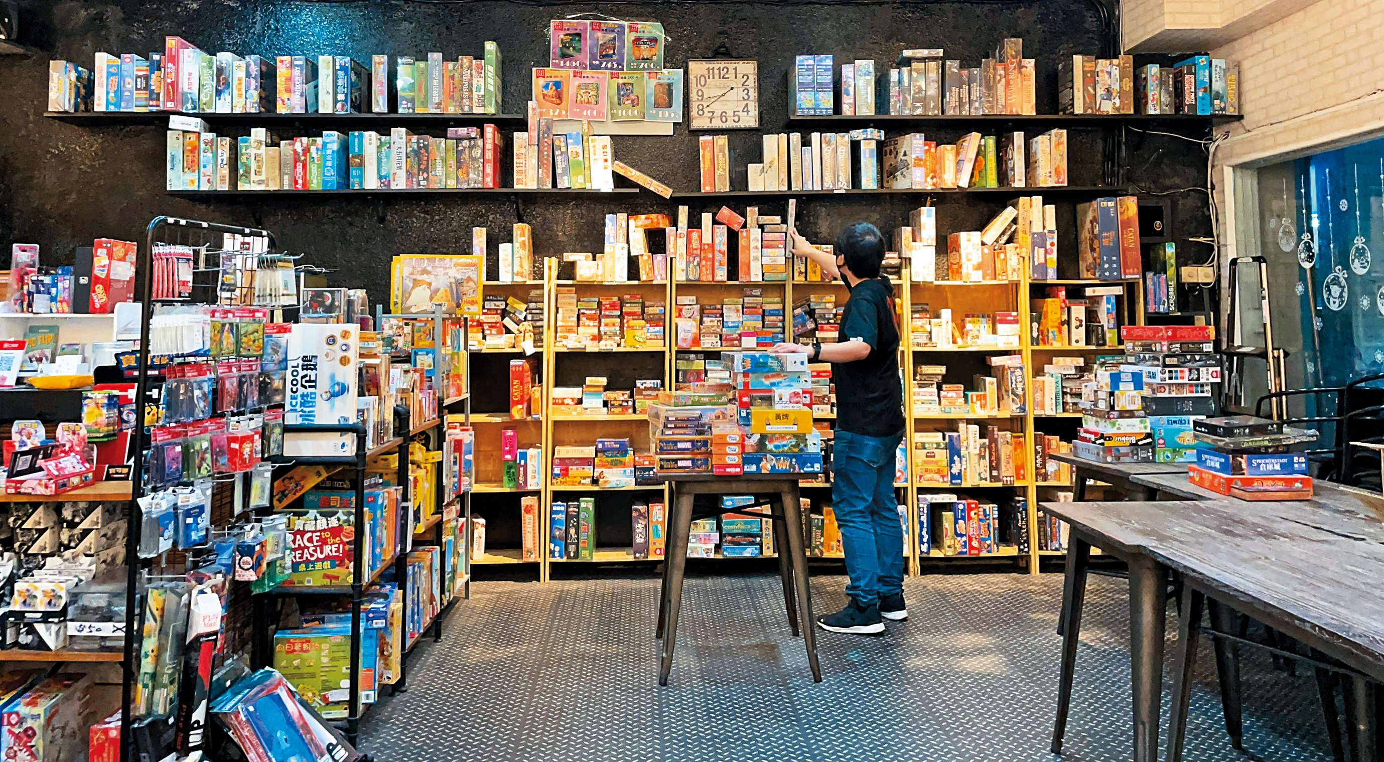 三級警戒後改以網路銷售，老闆孫傳坤每日仍會到店內理貨。（龐奇桌遊提供）