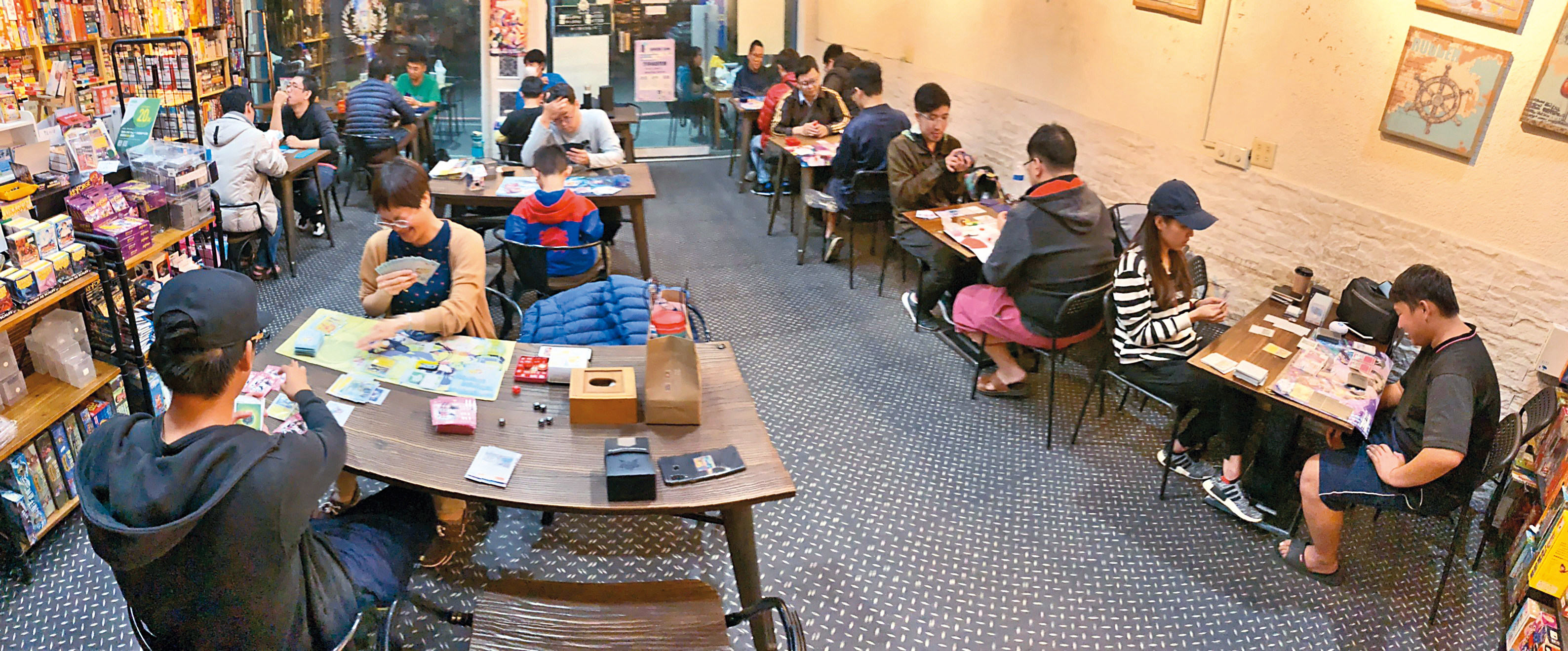 龐奇桌遊是南台灣知名桌遊店，疫情未爆發前，店內往往座無虛席。（龐奇桌遊提供）