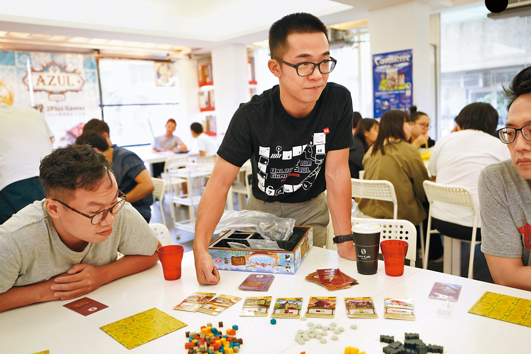 疫情之前，派對或策略遊戲是桌遊愛好者較常聚在桌遊店同樂的遊戲類型。（桌弄提供）