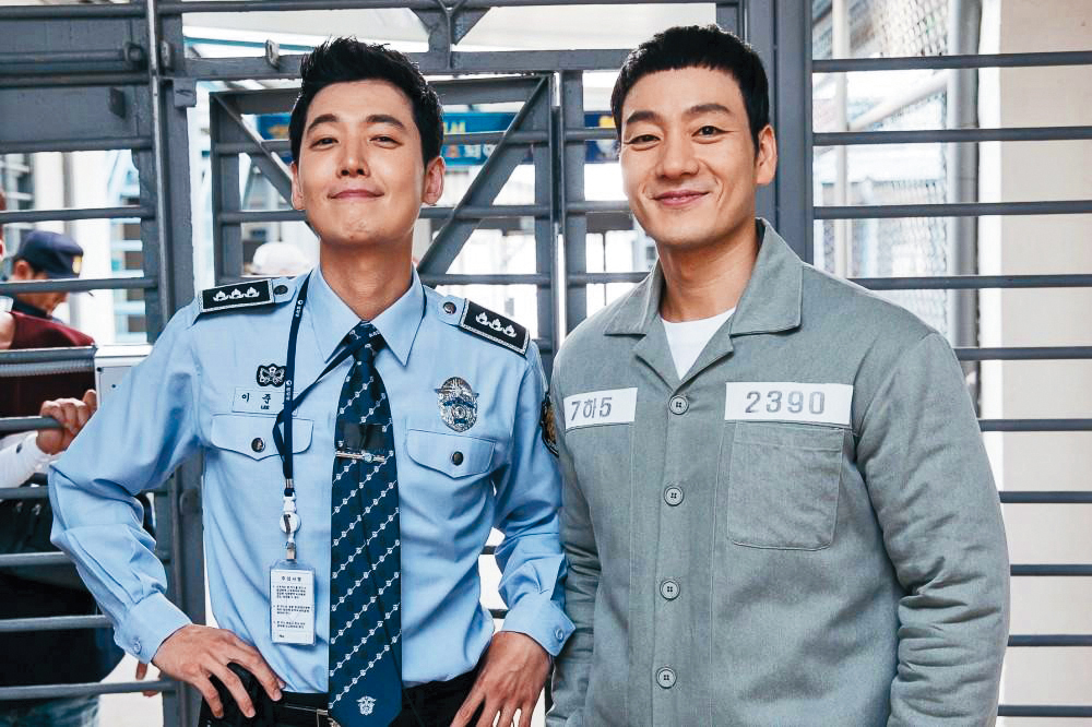 鄭敬淏(左)貫穿主演2部《機智生活》系列。右為《機智牢房生活》男主角朴海秀。(TvN提供)