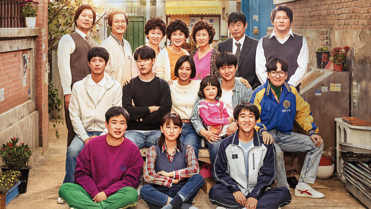 申元浩導演的《請回答》系列膾炙人口,朴寶劍(中排左一)就是《請回答1988》捧紅的。(TvN提供)