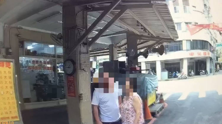 陳姓醉男與老母親未戴口罩被擋市場入口，兒子疑似亮刀恐嚇，員警到場勸導，陳男還嗆「找里長來」。（讀者提供）