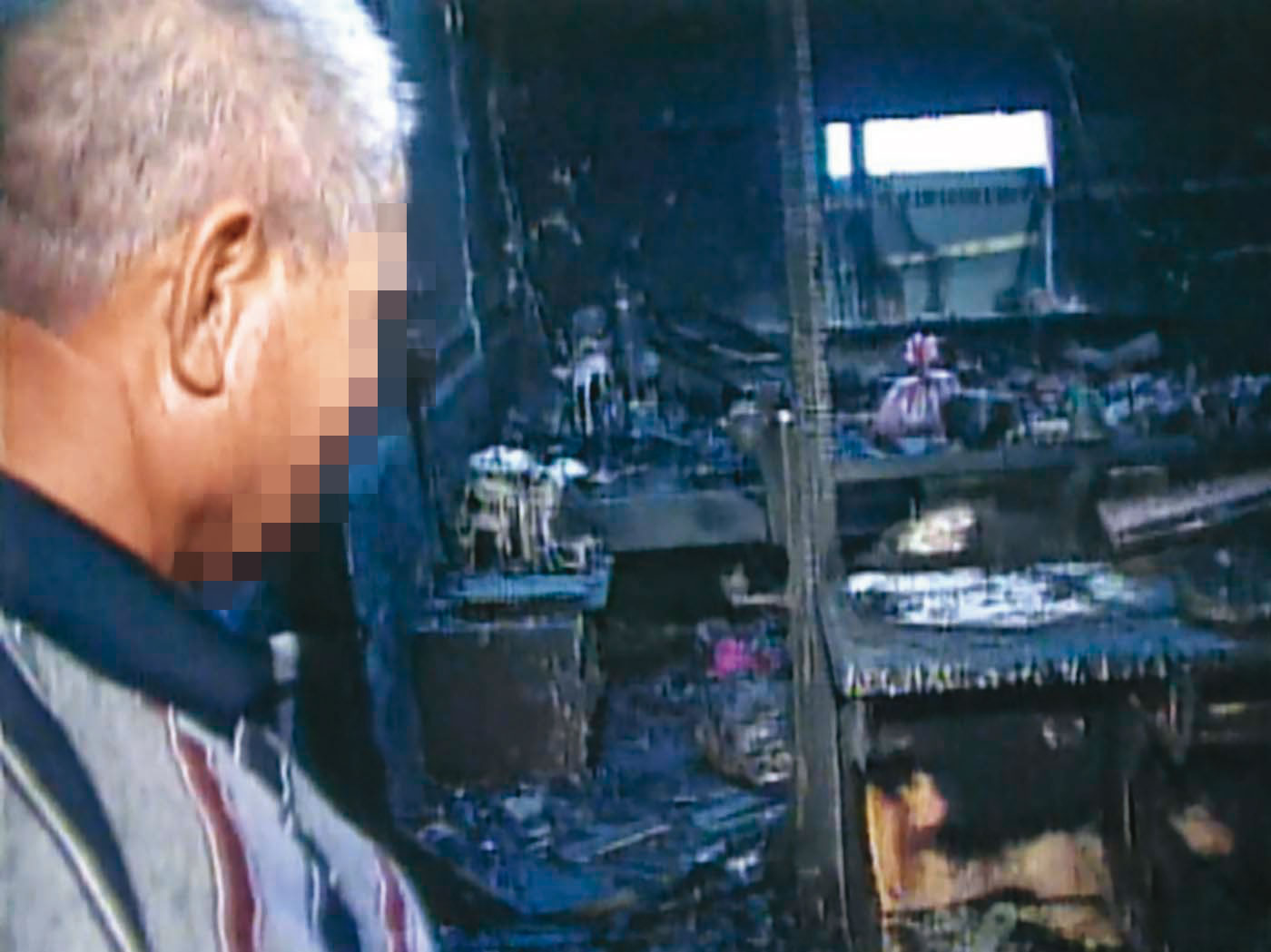 蘇父（圖）看著被大火燒燬的房子，又想到女兒因此送命，心中悲痛不已。（東森新聞提供）