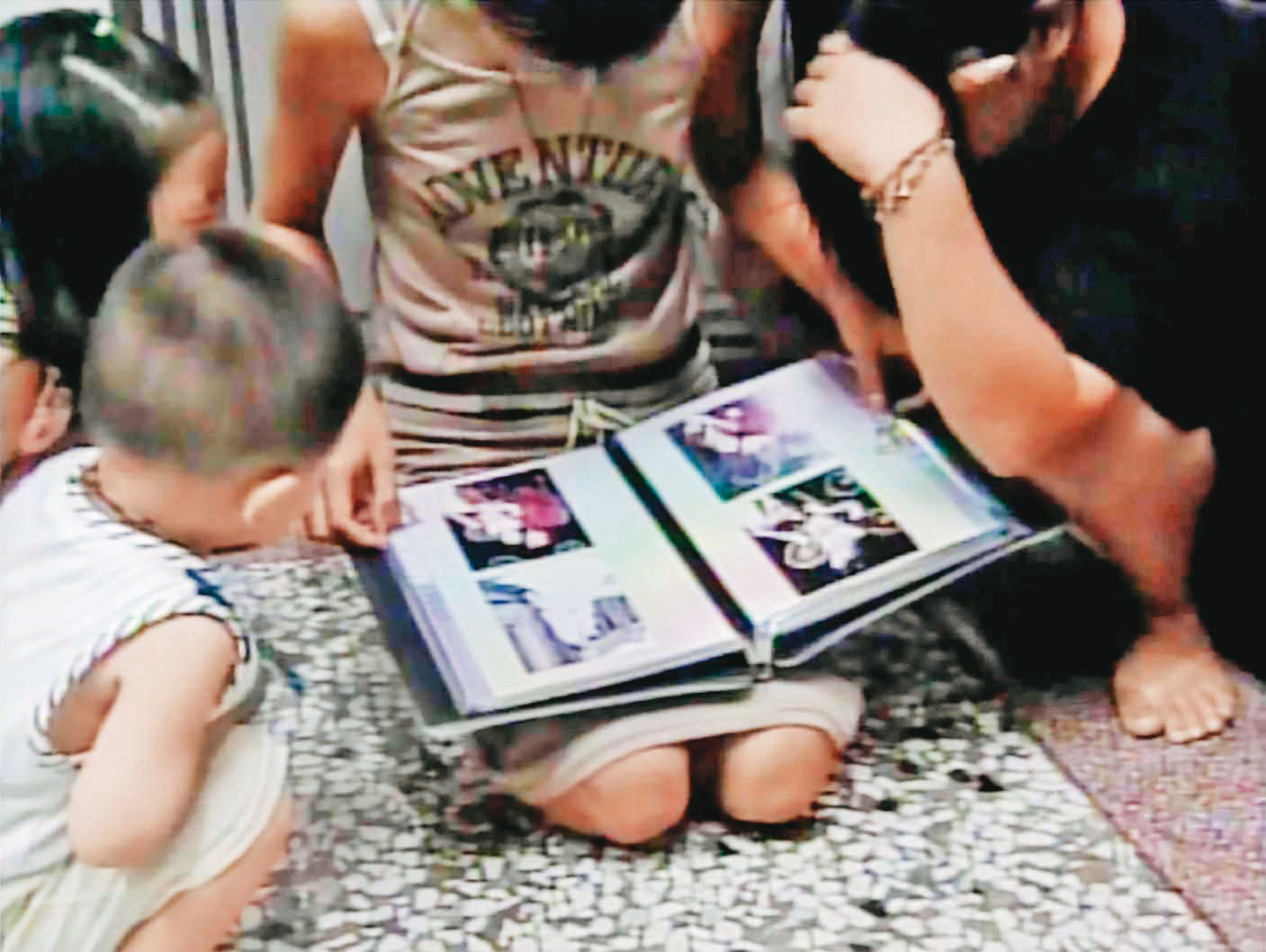 蘇家親人在案發後,翻看蘇女的結婚照,心裡百感交集。(東森新聞提供)